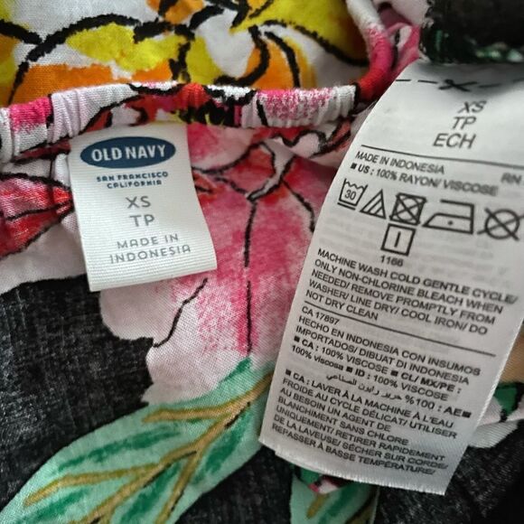 Old navy black floral tank top - Picture 3 of 3